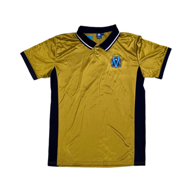 Pack PlanetFoot pack cadeau om heritage homme 2026 or blanc bleu polo casquette echarpe: polo doré OM Héritage 2026 sur fond blanc