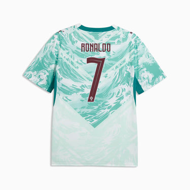Le maillot extérieur blanc du Portugal Puma célèbre le talent de Ronaldo.
