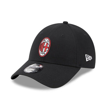 La casquette AC Milan New Era 9FORTY affiche un noir sobre et élégant.