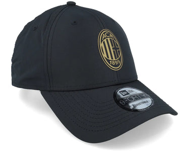 Le blason officiel du club est brodé en fil doré pour un rendu luxueux.