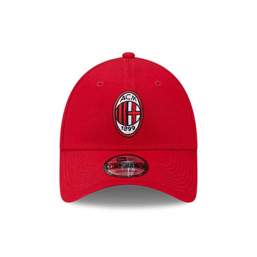 La casquette AC Milan New Era 9FORTY affiche le rouge mythique du club.