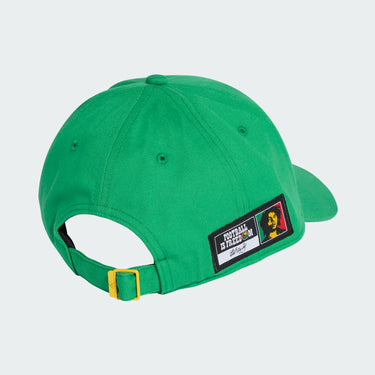 Le blason officiel de la Jamaïque est brodé avec soin sur l'avant.