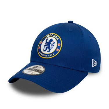 La casquette Chelsea FC Enfant New Era 9FORTY affiche le bleu royal mythique.