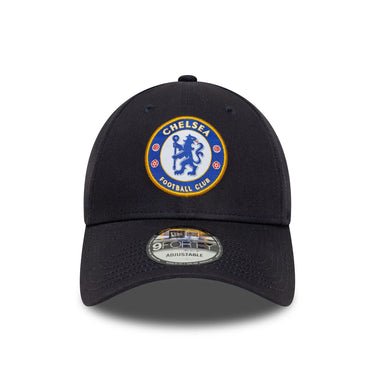 La casquette Chelsea FC New Era 9FORTY affiche un style bleu nuit élégant.