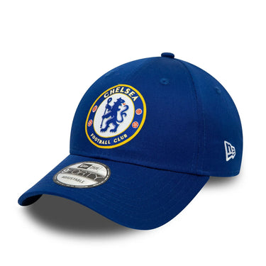 La casquette Chelsea FC New Era 9FORTY arbore le bleu royal mythique.