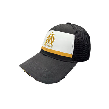 Détail du logo Olympique de Marseille sur la casquette noire.