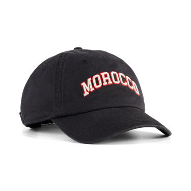 La casquette noire et rouge du Maroc Puma Culture offre un style affirmé.