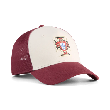 La casquette rouge du Portugal Puma King offre un design vintage et tendance.