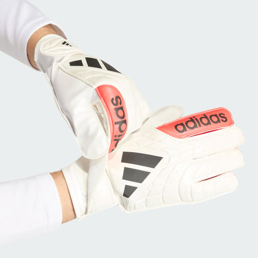 La paume en Soft Grip assure une prise de balle sécurisée.