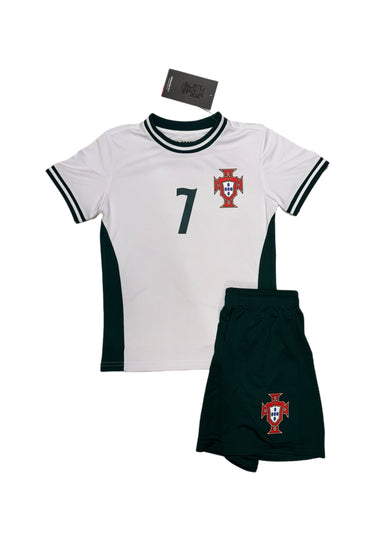 Le flocage Ronaldo 7 est imprimé avec précision pour un look pro.