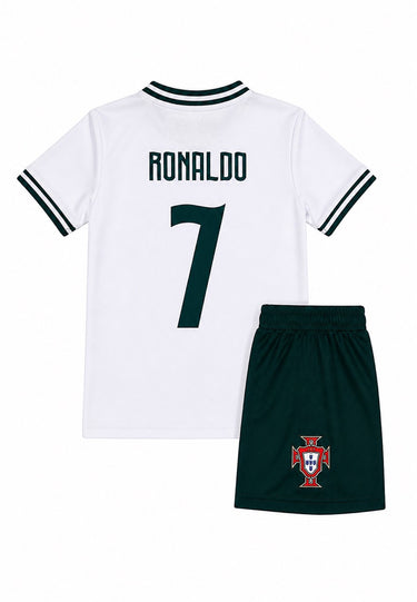 Le kit Portugal Away affiche un design blanc et vert élégant.