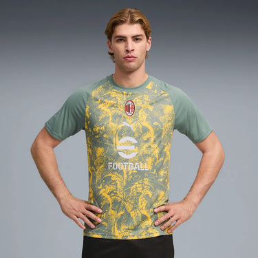 Logo AC Milan sur le maillot d’échauffement officiel.