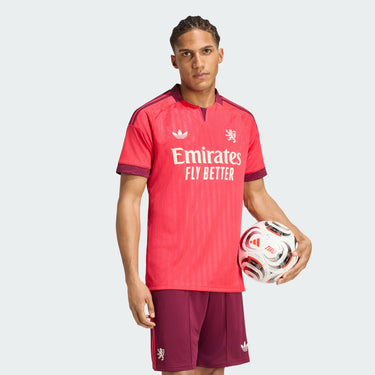 La référence KC2316 certifie un produit officiel adidas pour 2026/27.