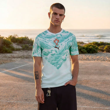 Le maillot extérieur blanc du Portugal Puma célèbre l'héritage maritime de la nation.