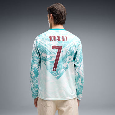 Le flocage officiel RONALDO 7 est appliqué au dos selon les normes pro.