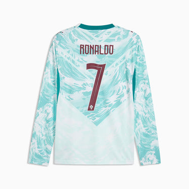 Le maillot extérieur manches longues du Portugal Puma offre un style unique.