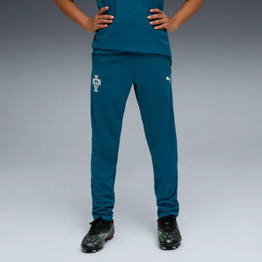 La référence 784779-15 certifie l'authenticité de cet équipement officiel junior.