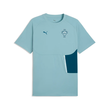 Le t-shirt bleu du Portugal PumaTech offre un look moderne aux jeunes supporters.