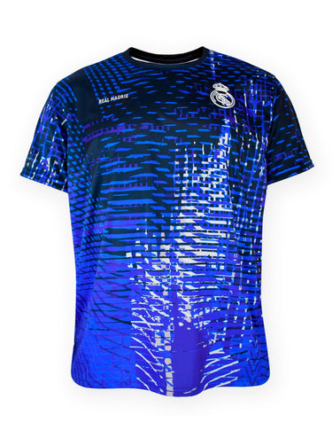 Le t-shirt sport Real Madrid affiche un design noir et bleu audacieux.