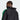 Sa capuche ajustable protège efficacement contre le vent et la pluie.
