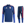 Survêtement Complet Olympique Lyonnais Entraînement Homme 2026/27 Bleu Marine Rouge – vue de l'ensemble sur fond blanc