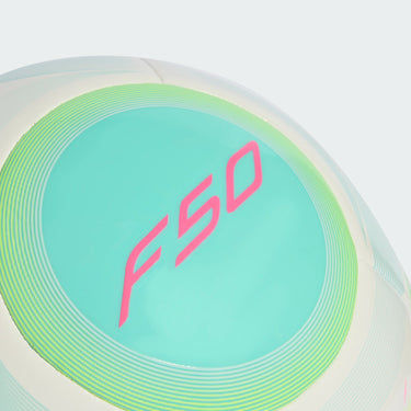 Logo Messi et Adidas sur le ballon F50 Club.