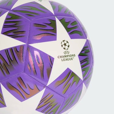 Logo UEFA Champions League sur le ballon entraînement.