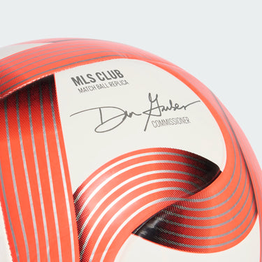 Détail du design graphique MLS 2026 sur le ballon.