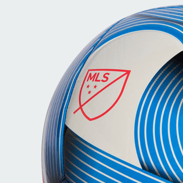 Détail du design graphique MLS 2026 sur le ballon.