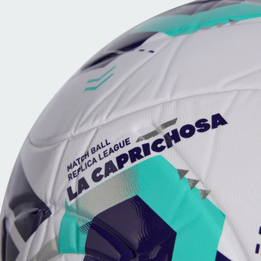 Détail du design graphique Queens League 2026 sur le ballon.