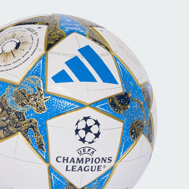 Détail du design étoilé du ballon UEFA Champions League 2025/26.