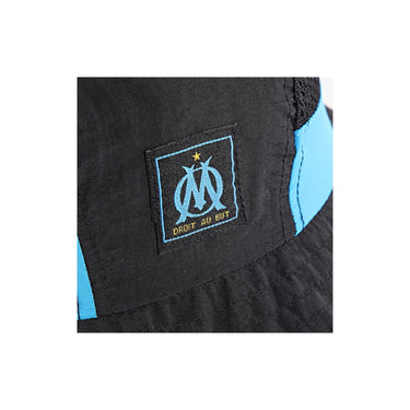 Détail du logo Olympique de Marseille sur le bob noir.