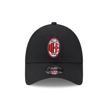 Le blason officiel de l'AC Milan est brodé avec précision sur l'avant.
