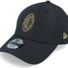 La casquette AC Milan New Era 9FORTY combine un noir sobre et des détails or.