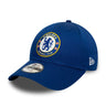 La casquette Chelsea FC Enfant New Era 9FORTY affiche le bleu royal mythique.