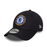 La casquette Chelsea FC New Era 9FORTY affiche un style bleu nuit élégant.