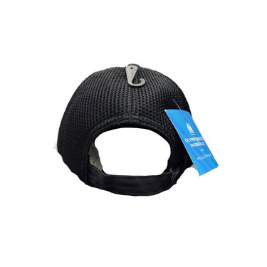 Détail arrière du logo Olympique de Marseille sur la casquette noire.