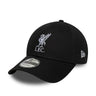 La casquette Liverpool FC New Era 9FORTY affiche un noir sobre et élégant.