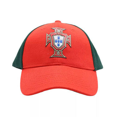 La casquette Portugal Enfant affiche les couleurs rouge et vert.