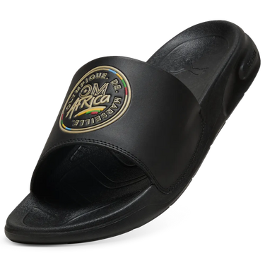 Logo Olympique de Marseille sur les claquettes.