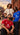 Trois modèles portant les maillots officiels Manchester United 2026/27 : domicile rouge, extérieur bleu et third beige, dans une ambiance urbaine près d'Old Trafford.
