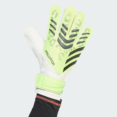 Logo Adidas Predator sur les gants de gardien.