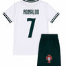 Le kit Portugal Away affiche un design blanc et vert élégant.