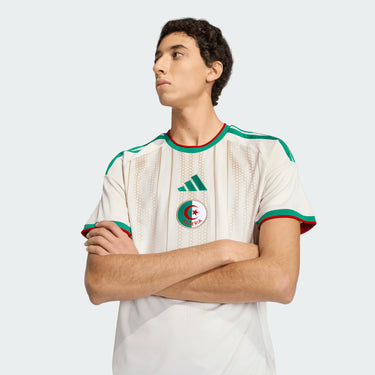 Détail du design du maillot Algérie 2026 domicile.