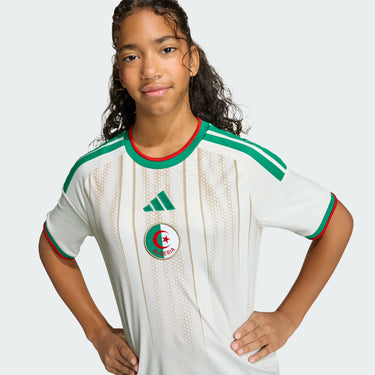 Logo sélection Algérie sur le maillot domicile enfant 2026.