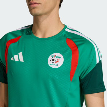 Logo de la sélection algérienne sur le maillot d’entraînement 2026.