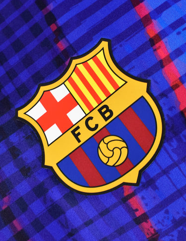 Le design moderne revisite les célèbres bandes Blaugrana du club.