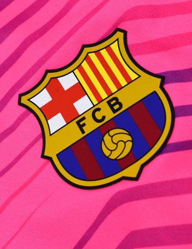 Logo FC Barcelone sur le maillot entraînement 2025/26 rose.