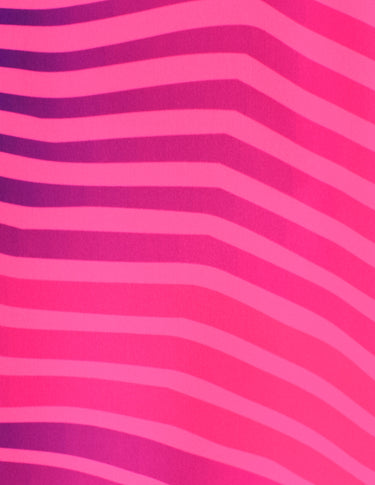 Détail du design fuchsia du maillot training Barça 25/26. 