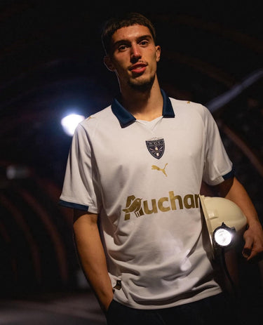 Détail du design du maillot gardien RC Lens Sainte Barbe 2026.